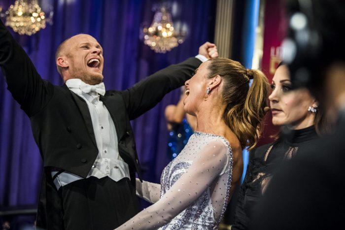 Magdalena Forsberg och Tobias Karlsson jublar i Let's dance