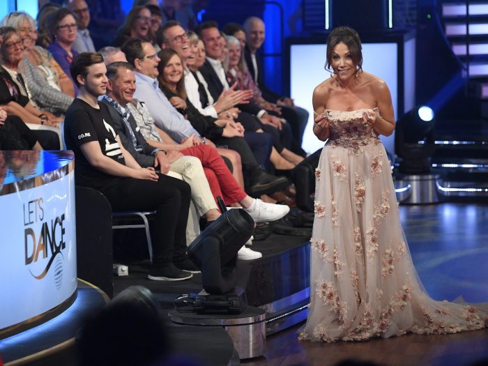 Tilde de Paula tappar klänningen under inspelningen av Let's dance på TV4.