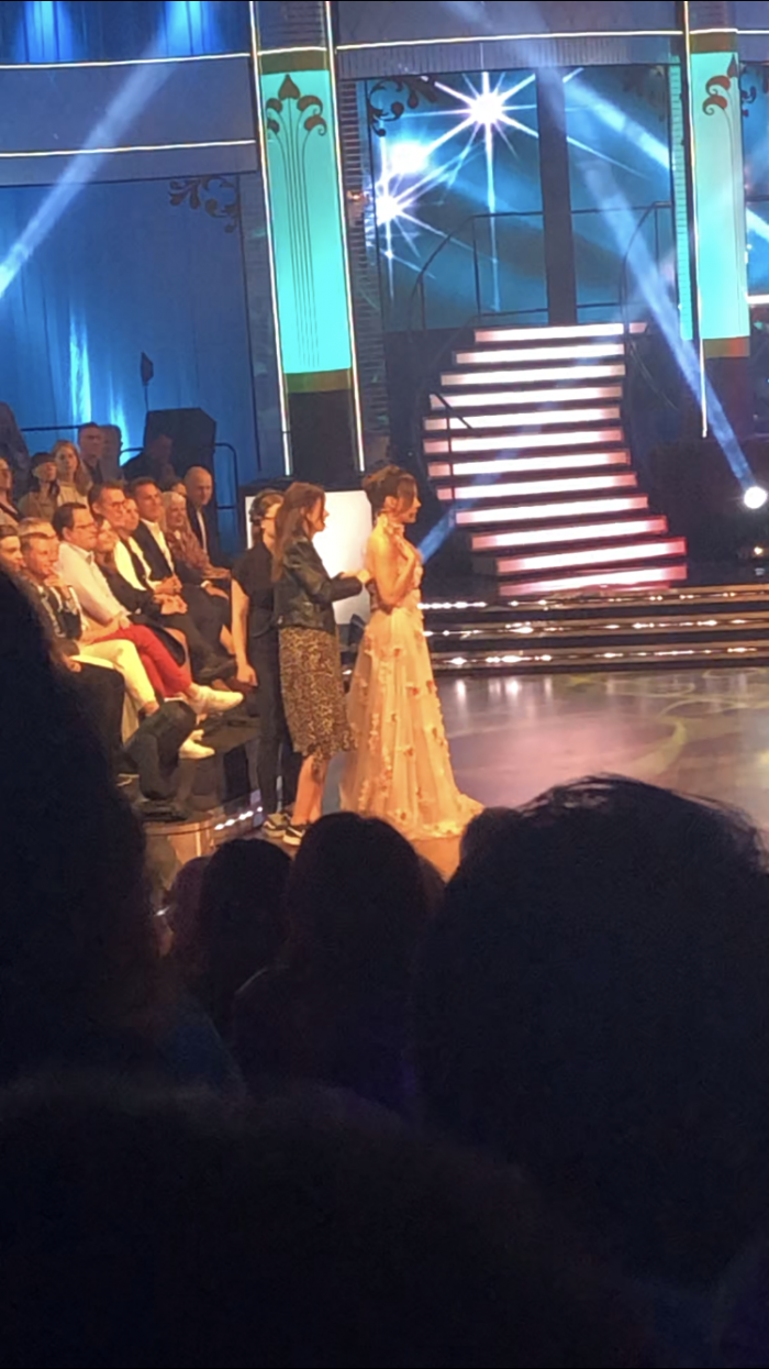 Tilde de Paula tappar klänningen under inspelningen av Let's dance på TV4.