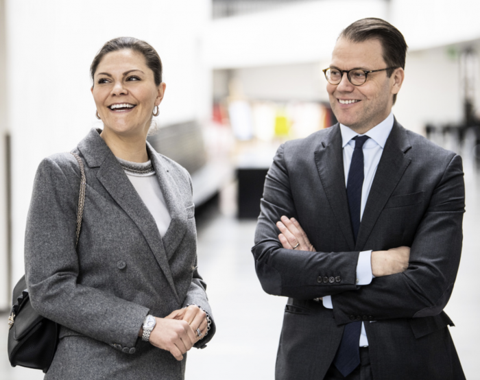 Kronprinsessan Victoria och prins Daniel glada i kostym